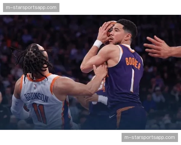 太阳客场大比分落后马刺,布克伤退球队遭遇两连败 太阳客场大比分落后马刺,布克伤退球队遭遇两连败